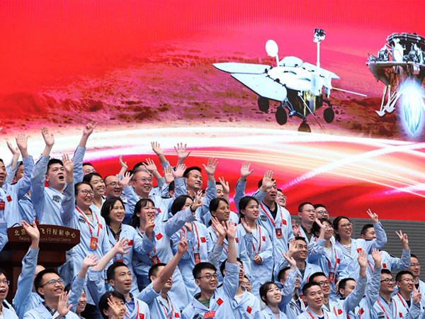 习近平与青年书｜“在逐梦太空的征途上发出青春的夺目光彩”